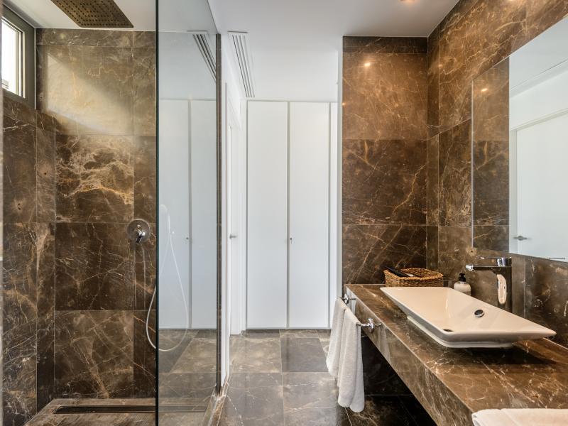 Villa Minimal , East , Roca Llisa 