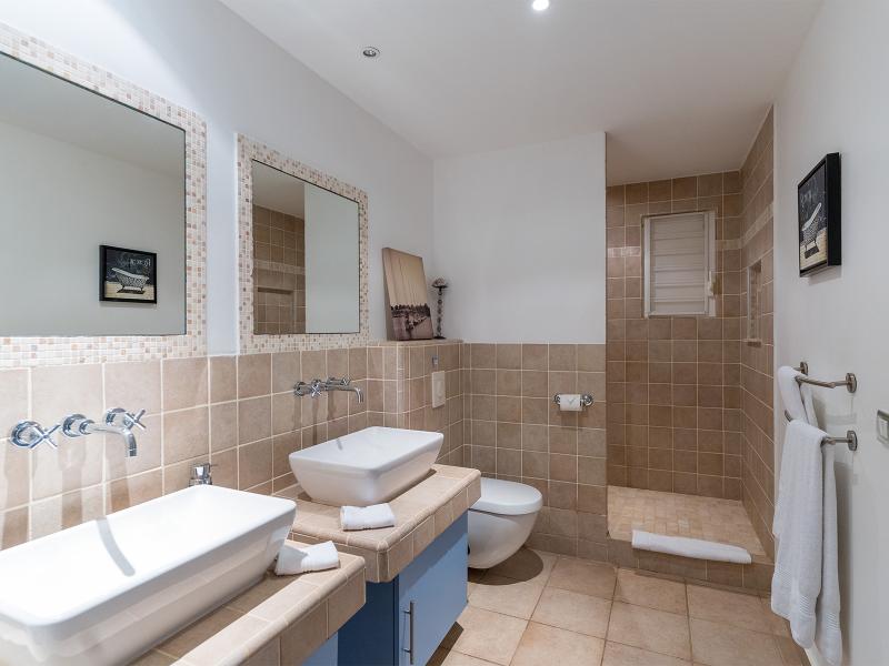 Blue Sailing , Happy Bay 