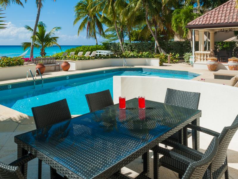Coconut Walk , Seven Mile Beach 