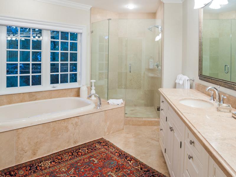 Coconut Walk , Seven Mile Beach 